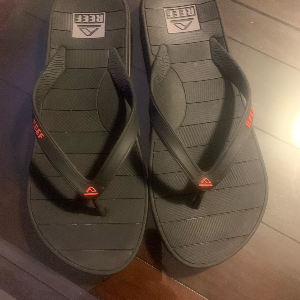 Reef men flip flops:12 new . Very comfortable. Black